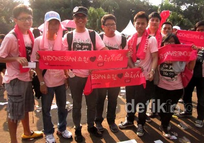 Pria-pria Berbaju Pink di SM Town Jakarta