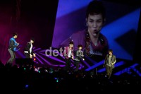 Aksi SHINee bersama seorang dancer di lagu Sherlock.