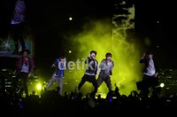 Dari awal sampai akhir acara, SHINee tetap bersemangat.