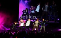 Aksi dance SHINee di lagu Sherlock.