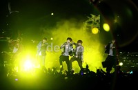 Meskipun tanpa Minho, SHINee tetap tampil sangat enerjik seperti biasanya.