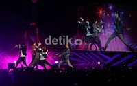 Shawol (fans SHINee) tak henti-hentinya meneriakkan fanchant lagu-lagu yang dinyanyikan oleh SHINee.