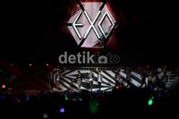 Sehun cs dan Kris cs itu tampil sangat enerjik.