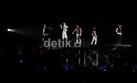 SHINee tampil dengan busana serba hitam-putih.