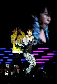 Donghae saat menyanyikan lagu Oppa Oppa bersama Eunhyuk.