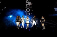Lengkap dengan kostum The Boys, SNSD tampil enerjik di atas panggung.