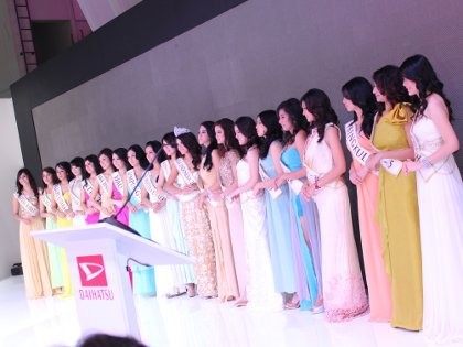 Miss Indonesia Ramaikan Booth Daihatsu