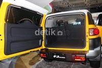 Desain FJ Cruiser tetap mempertahankan sisi kekokohan Toyora FJ.