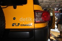Mobil ini menggendong mesin 4.000 cc bensin V6 dual VVT-i khas FJ 40.