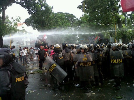 Dihalau Polisi, Pendemo di Kantor Gubernur Sumut Tunggang Langgang