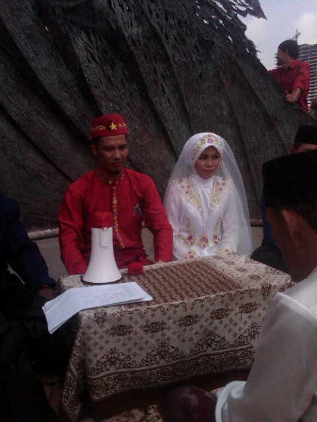 Wah, Pengurus Parpol Nikah di Tugu Bahenol lalu Demo Hari Tani