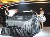 Membuka selubung yang menutupi mobil-mobil terbaru Peugeot di hadapan undangan adalah salah satu tugas Belle Fille Peugeot.