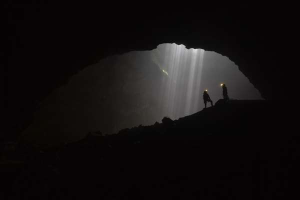 Terjun ke Dalam Perut Bumi di 3 Gua Ini