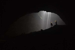 Terjun ke Dalam Perut Bumi di 3 Gua Ini