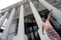 Arifin Wardiyanto menyatakan aksi telanjangnya sebagai bentuk hilangnya rasa malu para pemimpin.