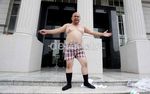 Aksi Nekat Telanjang Dada di MK