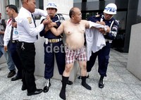 Petugas keamanan MK menghentikan aksi telanjang Arifin Wardiyanto karena dianggap melanggar sopan-santun dan kepatutan lembaga negara.