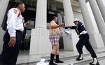 Aksi Nekat Telanjang Dada di MK