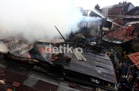 Api yang berkobar sejak pukul 09.30 WIB tersebut melahap 10 rumah warga.