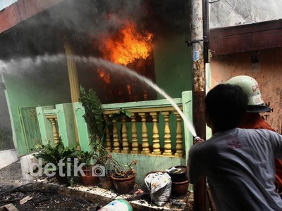 Api Mengamuk, 10 Rumah Ludes Terbakar