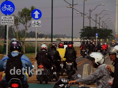 Ramai-ramai Menyerobot Jalur Sepeda