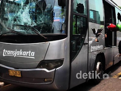 Tabrak Pemotor, TransJ Diamuk Massa