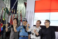 Komandan Sekolah Staf dan Komando Angkatan Laut Laksamana muda TNI Arief Rudianto, Duta Maritim Katon Bagaskara, Perwakilan EO Jimmy Basuki, dan Pemimpin Redaksi Majalah Angkasa Adrianus Darmawan mengepalkan tangannya seusai jumpa pers.