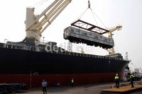 Sebuah kapal kontainer MV Shinline menurunkan 20 gerbong di Terminal 3, Jakarta International Container Terminal, Pelabuhan Tanjung Priok, Jakarta Utara.