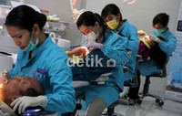 Pasien yang mengalami permasalahan gigi melakukan perawatan di ruang Fakultas Kedokteran gigi Universitas Indonesia, Jakarta.