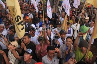 Massa berunjukrasa dengan damai dengan ratusan polisi berjaga. Petani juga menuntut pemerintah mengaktifkan koperasi dan organisasi tani untuk mengurus pangan dan melakukan distribusi pangan secara maksimal.