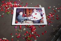 Foto Ayah Yun Hap, Yap Pit Sing  saat bersama Munir. Pekan lalu, Yap Pit Sing, meninggal dunia karena sakit. Yap Pit Sing berasal dari keluarga sederhana yang hidup pas-pasan.