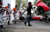 Demonstrasi ini dilakukan oleh para aktivis dari Kontras, FH Atmajaya, BEM UI, STF Driyarkara, YAI, dan keluarga korban Semanggi II.