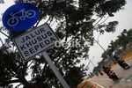 Ramai-ramai Menyerobot Jalur Sepeda