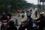 Ramai-ramai Menyerobot Jalur Sepeda