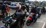 Ramai-ramai Menyerobot Jalur Sepeda