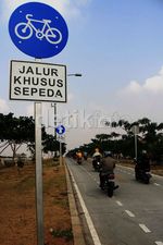 Ramai-ramai Menyerobot Jalur Sepeda