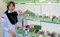 Obat-obatan yang tersedia di apotik BPHI daker Madinah siap digunakan untuk mengobati pasien yang sakit.
