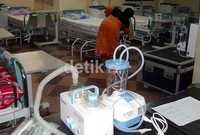 Seorang petugas membersihkan tempat tidur untuk merawat pasien laki-laki di BPHI Madinah.