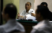 James Gunarjo mendengarkan keterangan para saksi. Ramses/detikcom.