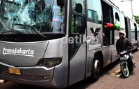 Kaca-kaca bus itu rusak akibat dilempari warga dengan batu.