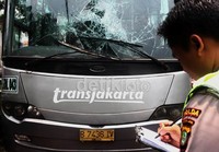 Polisi mencatat nomor polisi bus TransJ yang menabrak pemotor.