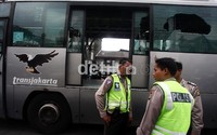 Polisi tampak berjaga-jaga di dekat bus nahas tersebut. Bus ini kemudian diderek.