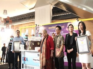 Rekor Mooncake Ice Cream Terbesar di Dunia Dipecahkan Gandaria City