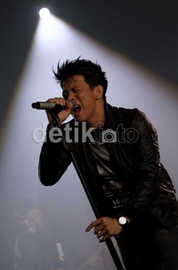 Ariel bersama NOAH menjalani syuting video klip terbarunya yang berjudul Hidup Denganmu Mati Tanpamu di Studio Gudang, Cililitan, Jakarta Timur, Rabu (19/9/2012).