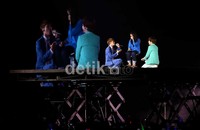 Seorang penonton yang sangat beruntung ditarik ke atas panggung saat penampilan Just The Way You Are Changmin TVXQ dan Kyuhyun Super Junior di SM Town Jakarta yang digelar di Gelora Bung Karno, Senayan, Jakarta Selatan, Sabtu (22/9/2012).