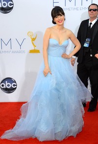 Seperti biasa, si cantik Zooey Deschanel tampil menawan dengan gaun biru langitnya. Frazer Harrison/Getty Images.