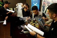 Boyband pelantun I Heart You itu tampak menandatangani poster-poster mereka.