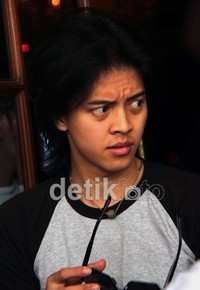 Sama sekali nggak ngeganggu dan nggak ada apa-apa. Ya pokoknya yang jelas SM*SH nggak bubar, ujar Morgan saat ditemui di kawasan Panglima Polim, Jakarta Selatan, Senin (24/9/2012).