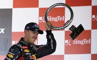Pebalap Red Bull yang berstatus sebagai juara bertahan itu pun mengantongi kemenangannya yang kedua di musim ini, setelah di seri ketiga di Bahrain. REUTERS/Edgar Su.