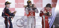 Jenson Button dan Fernando Alonso membuntuti Vettel. Khusus buat Alonso, tambahan 15 poin membuatnya kian kokoh memuncaki klasemen sementara. REUTERS/Tim Chong.